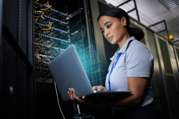 laptop-network-data-center-black-600nw-2261947543